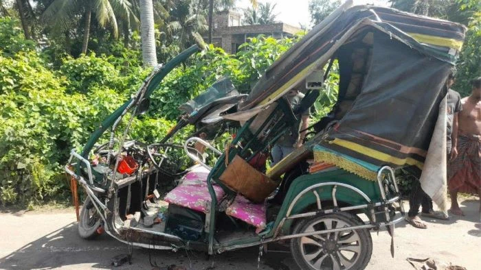 খুলনায় পিকআপ-ইজিবাইক সংঘর্ষে নিহত ৩